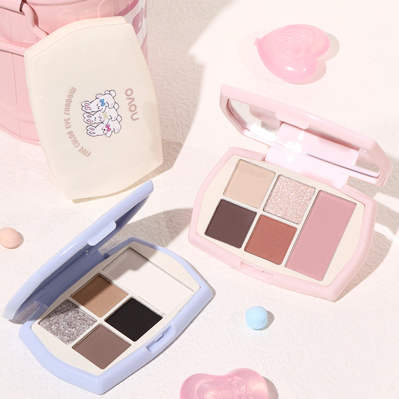 NOVO's five-color eyeshadow palette is multi-functional. It features a pearlescent and matte finish for contouring. The earthy tones brighten the eyes and create a light daily makeup look full figure