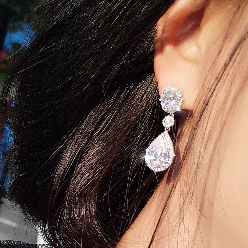 Xuhui brand exquisite and light luxury copper plated with real gold and set with zircon 925 silver needle, luxurious and dazzling stud earrings full figure