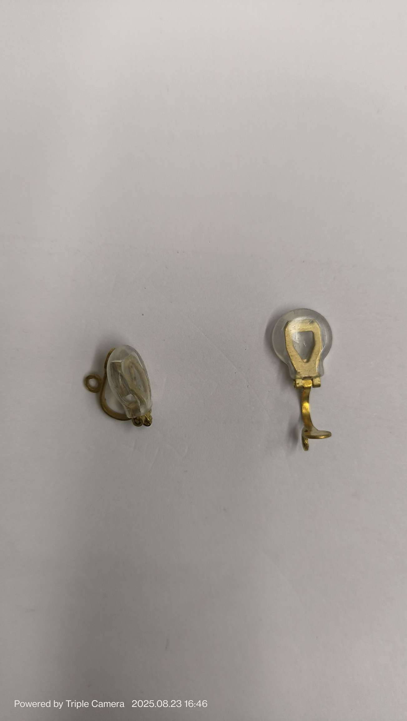 The triangular ear jacket is made of silicone material