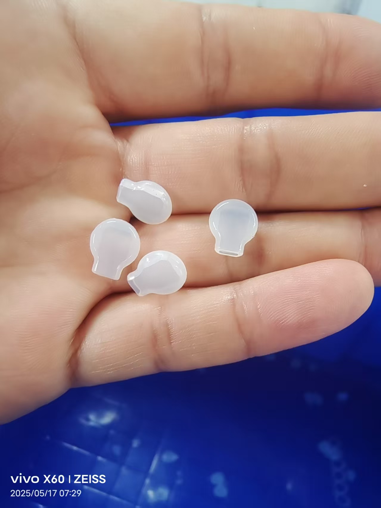 The triangular ear jacket is made of silicone material detail image 2