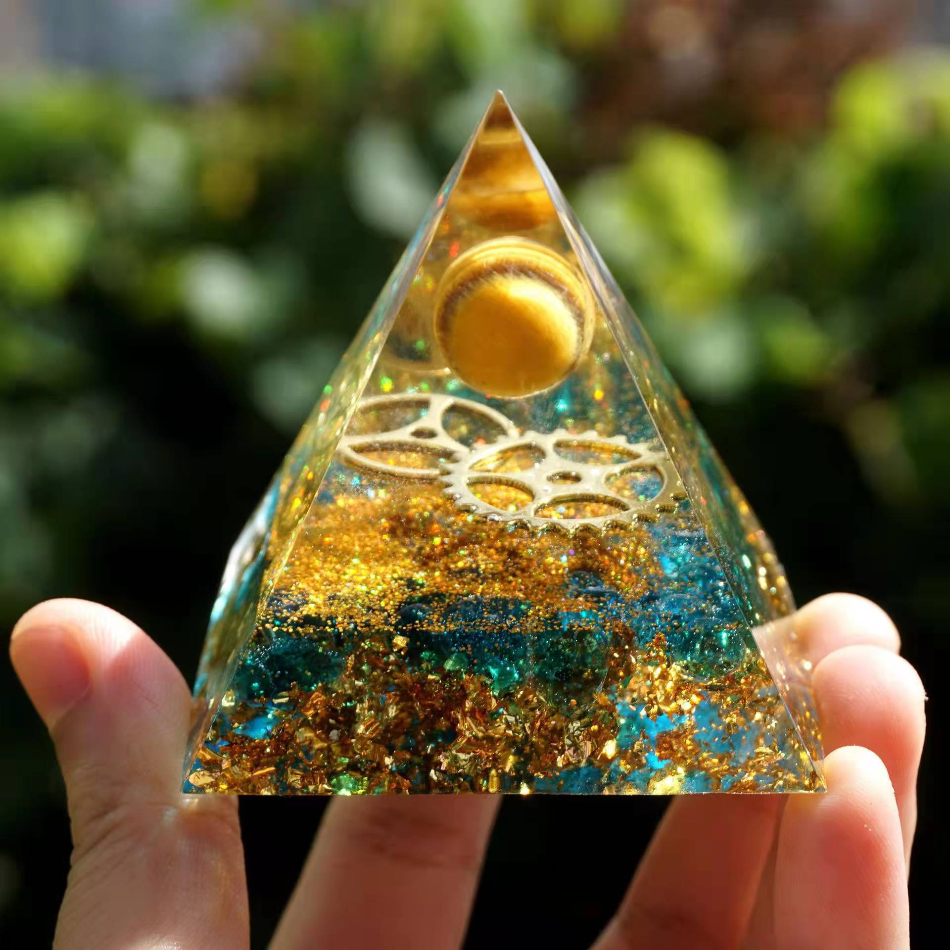 Cross-border foreign trade best-selling crystal balls, pyramid crystal crushed stone resin, home desktop handcrafted ornaments Application Scenario