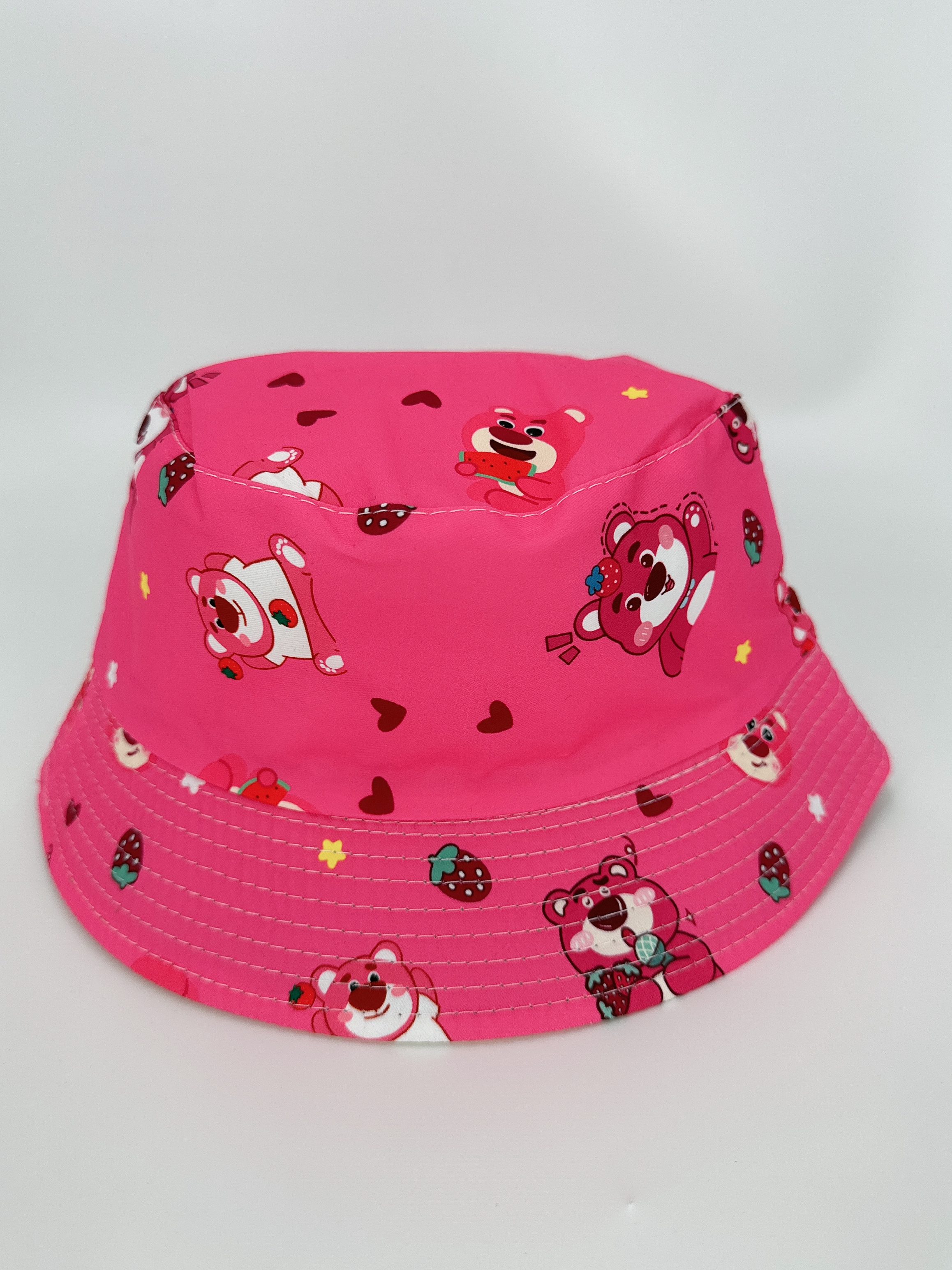The new strawberry Bear double-sided fisherman's hat for spring and summer is cute, cartoon and versatile. It can be folded for outdoor sun protection and easy to carry. It is suitable for both men and women, with a dock circumference of 54CM full figure