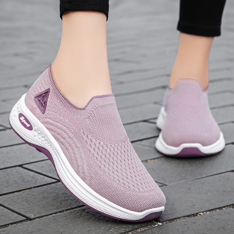 Women's shoes, old Beijing cloth shoes, breathable flying woven shoes, versatile casual shoes, soft soles, comfortable and not tiring to the feet, mom shoes full figure
