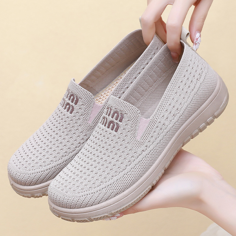 Soft-soled women's shoes that don't tiring the feet, casual mom shoes, old Beijing cloth shoes, breathable single shoes for middle-aged and elderly people to wear, flat shoes full figure