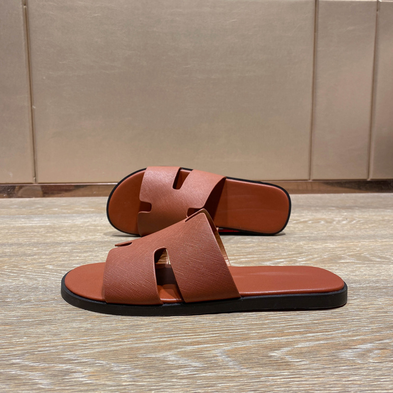 In 2023, the classic high-end slippers for men's outdoor wear exude a sense of sophistication. The h cool flip-flops are a trend for summer beach travel sandals Specification drawing