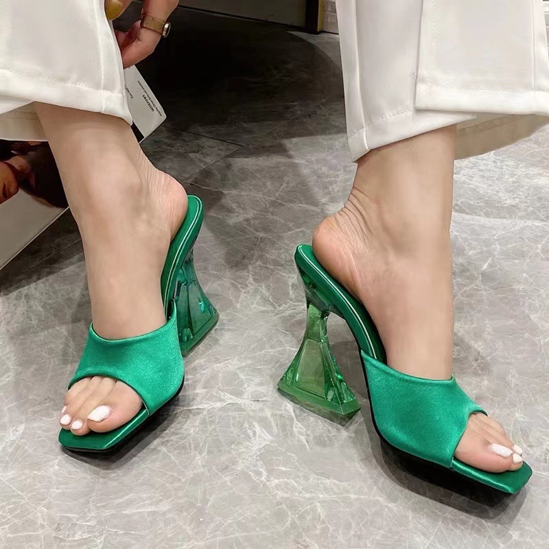 New summer 2024 oversized transparent crystal shoes, chunky-heeled flip-flops for women, European and American fashion outerwear beach shoes full figure