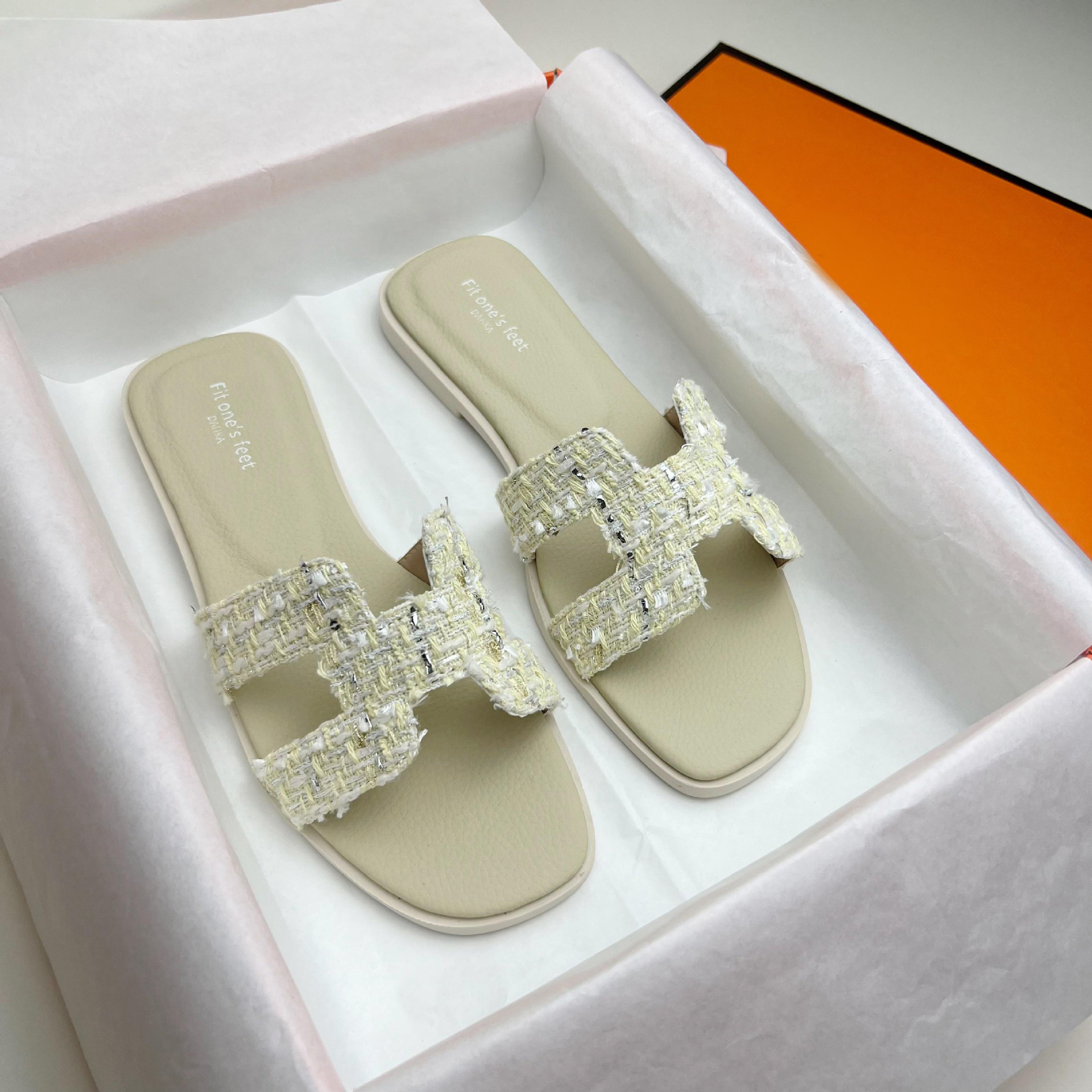 2023 European h sheepskin flat bottom summer outerwear anti-slip soft-soled flip-flops for women, light and breathable Application Scenario