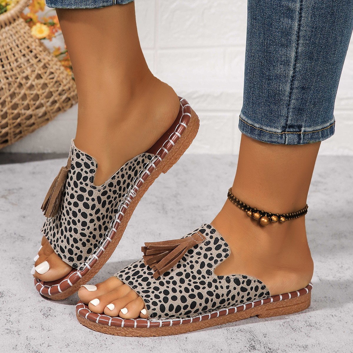 New sweet fringed flip-flops for women in summer 2023 from European and American foreign trade, casual outdoor beach shoes for European and American women full figure