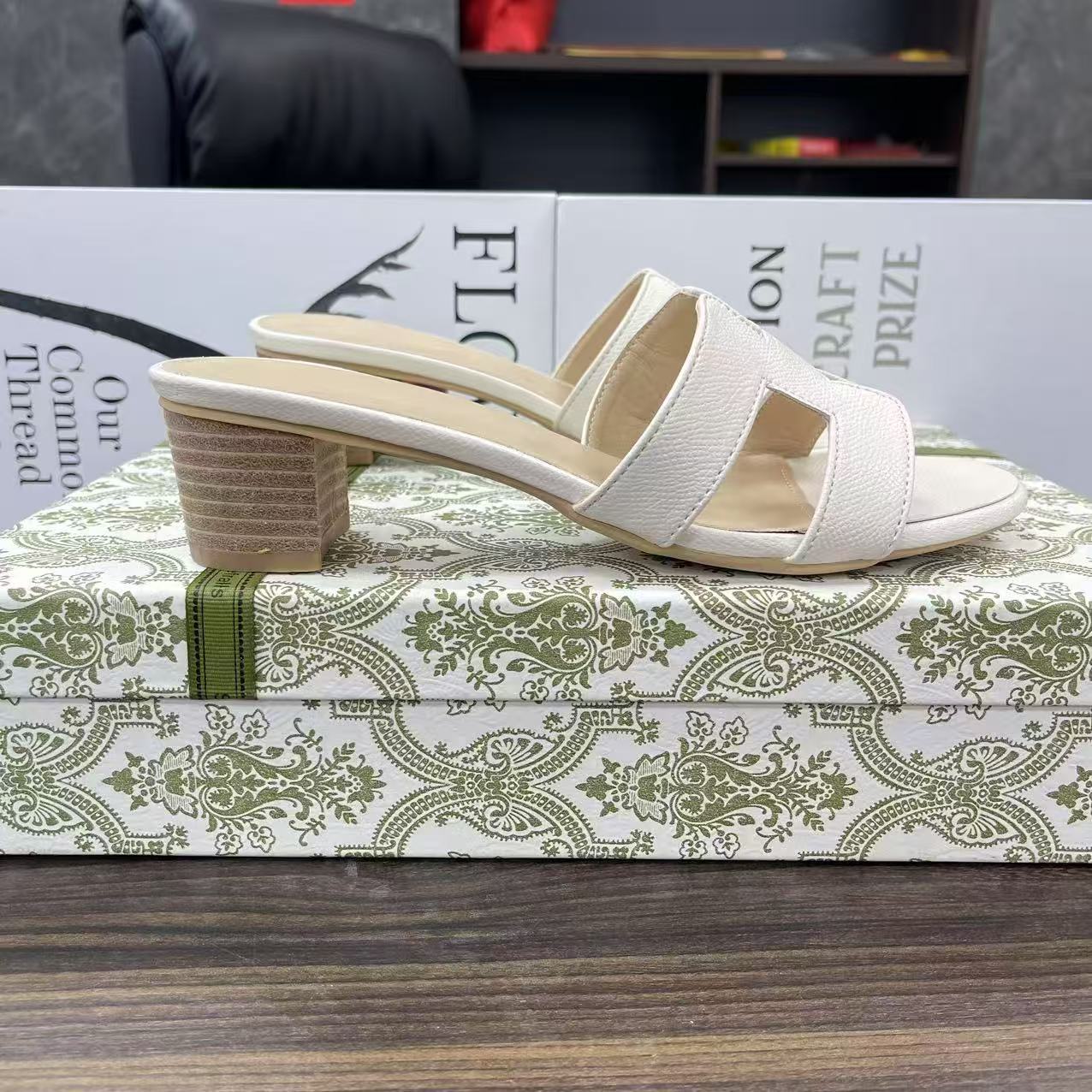 Cross-border foreign trade chunky-heeled slippers women's fashionable outerwear 2025 Summer new Versatile mid-heeled one-shoulder flip-flops for women details Picture