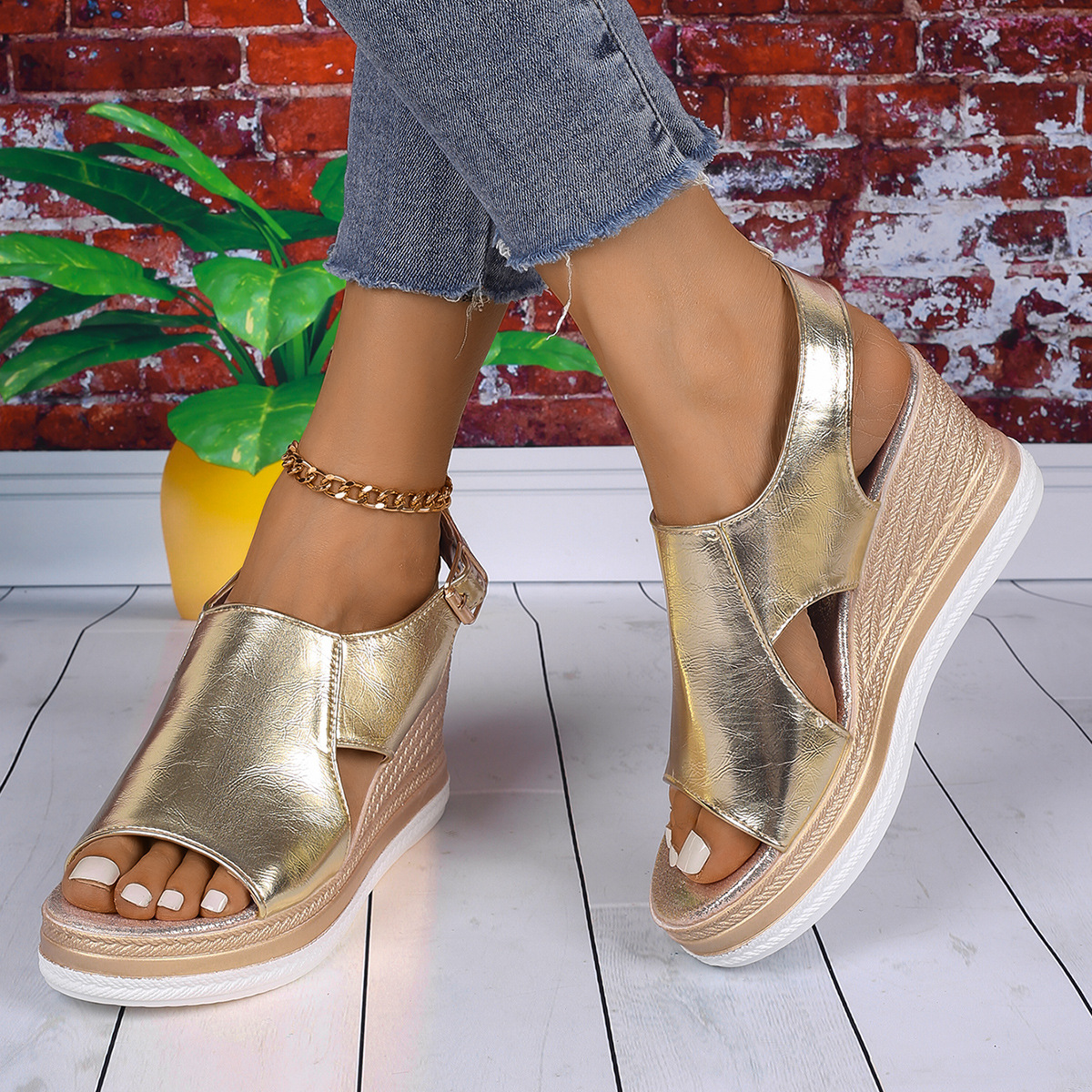 2025 Cross-border summer fashion European and American sandals for export, large-sized one-shoulder buckle, sponge wedge heel, thick-soled beach sandals full figure