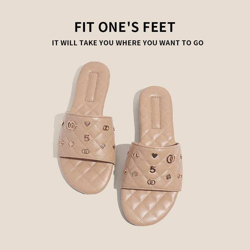Xiaoxiangfeng metal logo diamond-patterned slippers 2025 new spring and summer one-line round toe flat flat outerwear beach shoes for women details Picture