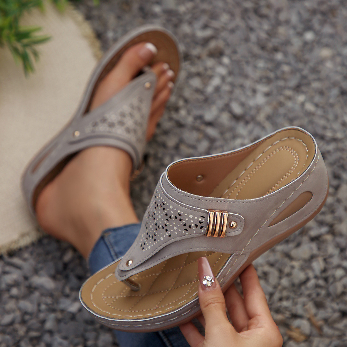 2025 Summer new thick-soled flip-flops for women, European and American Amazon hermetic hollowed-out large-sized beach shoes for export Specification drawing