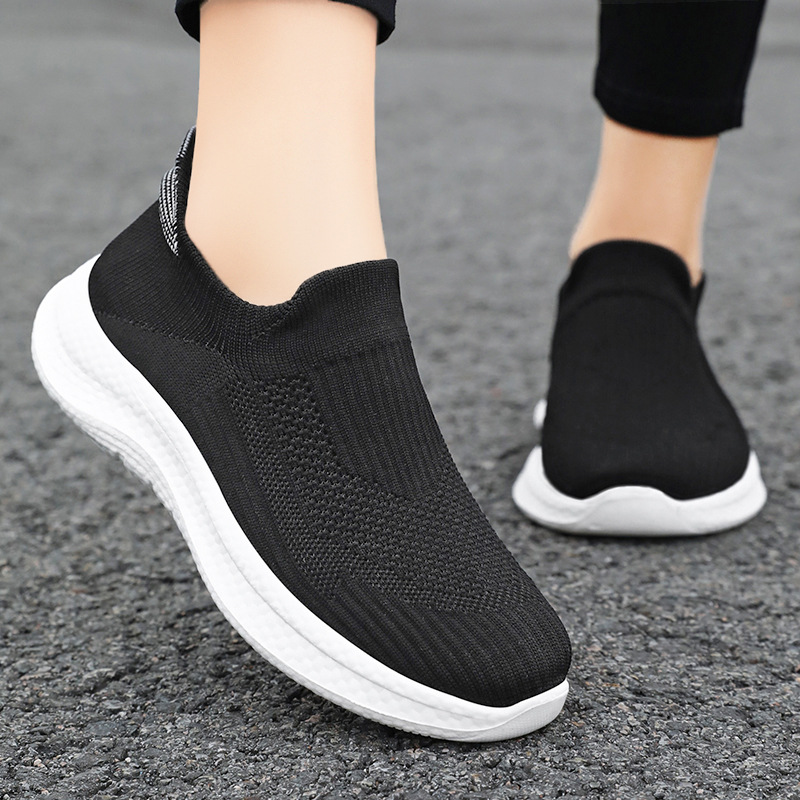 This is a versatile women's shoe with a soft sole that doesn't get your feet tired. You can wear it casually with just one step. It's a new trendy soft-soled Feizi women's shoe full figure