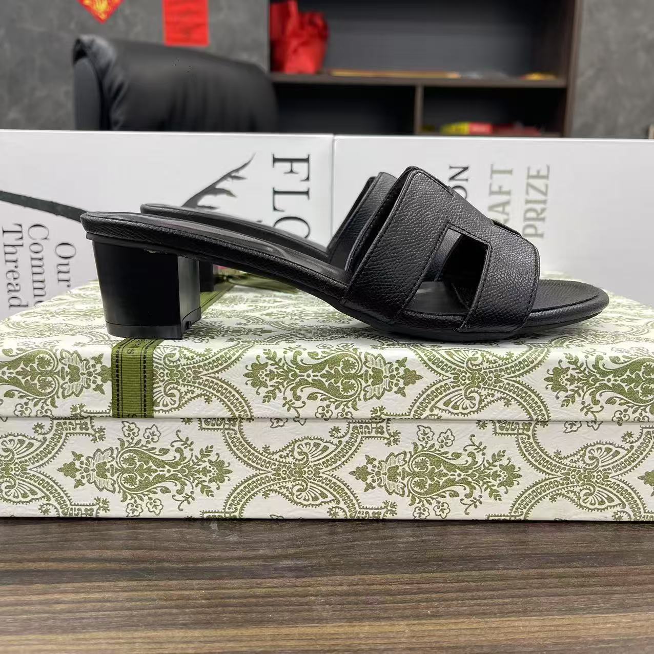 Cross-border foreign trade chunky-heeled slippers women's fashionable outerwear 2025 Summer new Versatile mid-heeled one-shoulder flip-flops for women Specification drawing