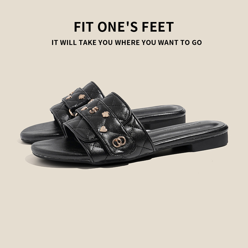 In 2025, Xiaoxiang's new classic flat flip-flops for women's outdoor beach wear, genuine leather high-end outdoor slippers Application Scenario