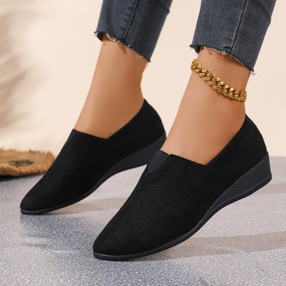 New summer 2025 cross-border shallow-mouthed, pointed-toe, large-sized, single-leg bean shoes for women Application Scenario