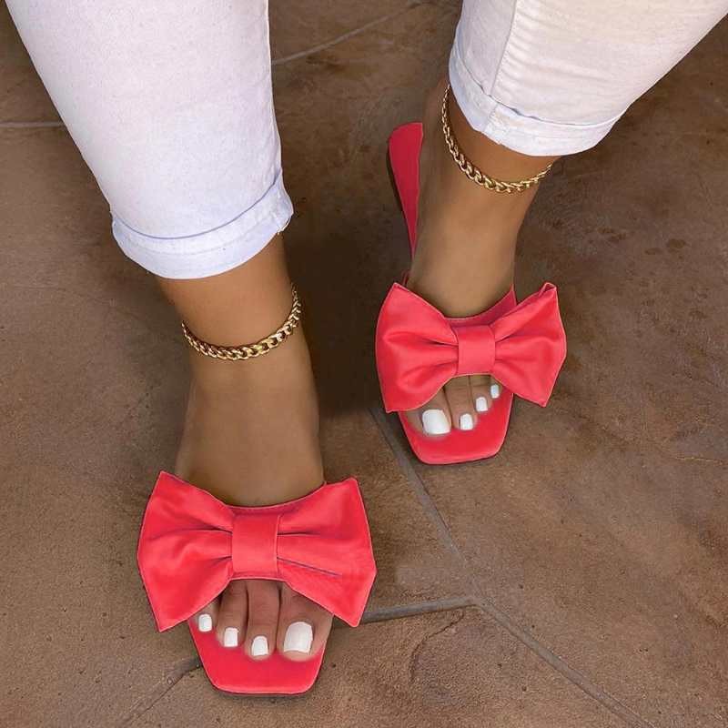 Amazon cross-border large-sized flip-flops women's 2024 summer new bow-shaped flip-flops women's flat sandals in popular European and American style Application Scenario