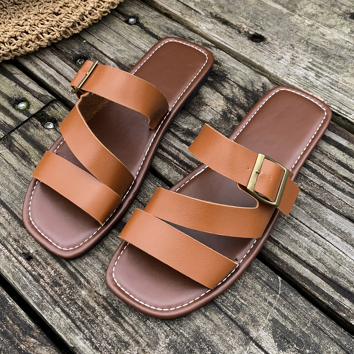 2025 New European and American style foreign trade women's shoes, round toe flat flat one-line with metal buckle women's fashionable beach sandals Application Scenario