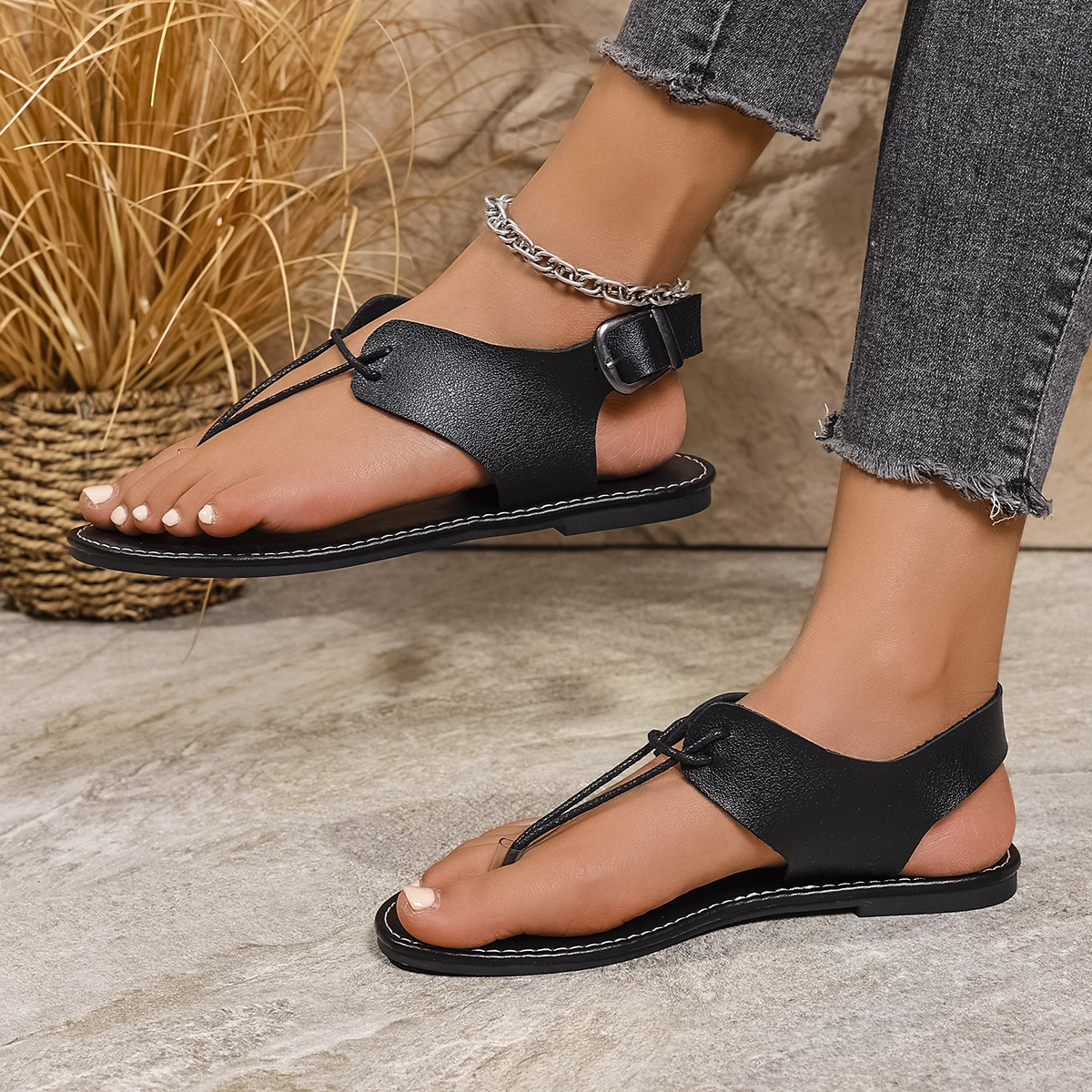 New plus-size beach shoes for European and American export in 2025, fashionable flat outerwear with buckle sandals Specification drawing