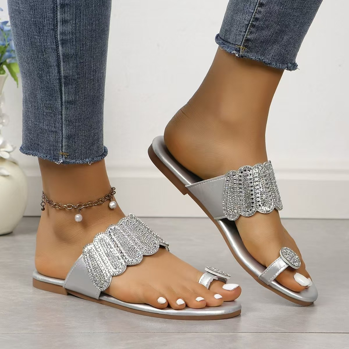 European and American export large-sized flip-toe water diamond flat sandals for women, cross-border flat heel flip-toe lightweight beach sandals Application Scenario