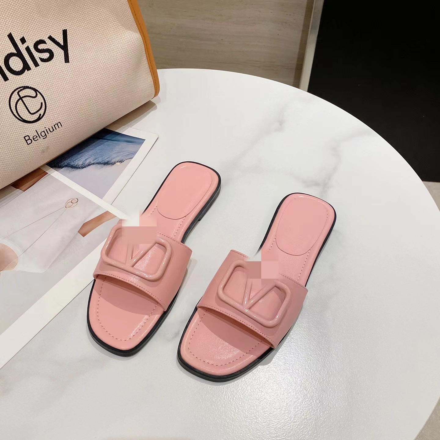 The 2024 new V-style classic summer slippers, casual rhinestone open-toe flat outerwear sandals, women's shoes for export Specification drawing