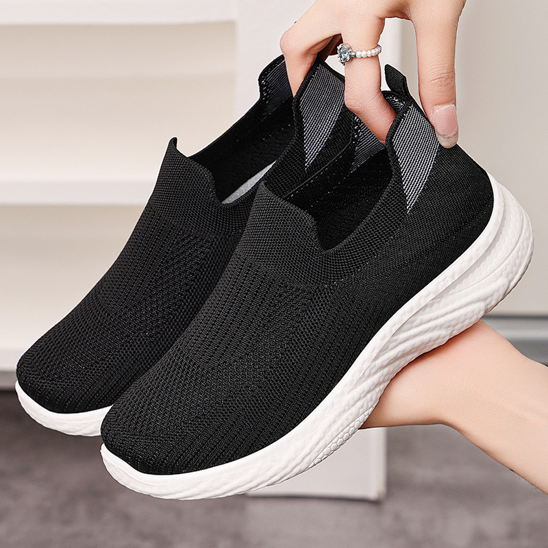 This is a new summer casual single shoe for women. It is suitable for lazy people to wear on one foot. It is a breathable sock shoe with a light and soft sole, which is not tiring to the feet Application Scenario
