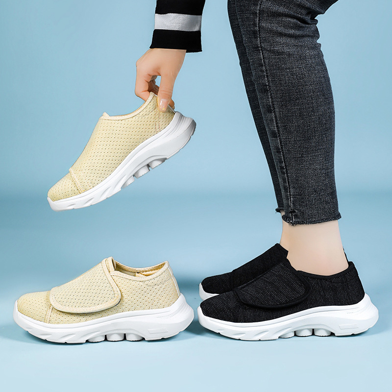 New women's casual shoes, mom shoes, Velcro style women's shoes, soft soles, not tiring to the feet, single shoes, one foot to wear lazy shoes Application Scenario