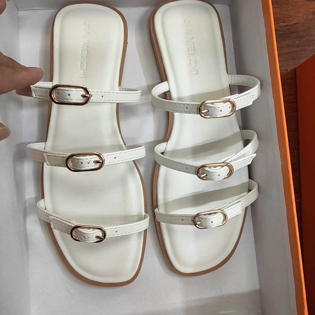 The M D brand women's shoes feature a one-strap slipper and a metal-clasp flat, open-toe, three-strap decorated sandal with a comfortable flat surface Application Scenario