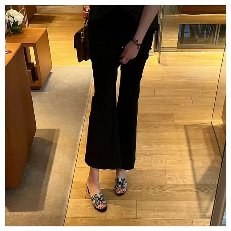 New water diamond flat slippers for women's summer outerwear, casual and lazy, thick-heeled, popular one-shoulder beach shoes. Instant delivery Application Scenario
