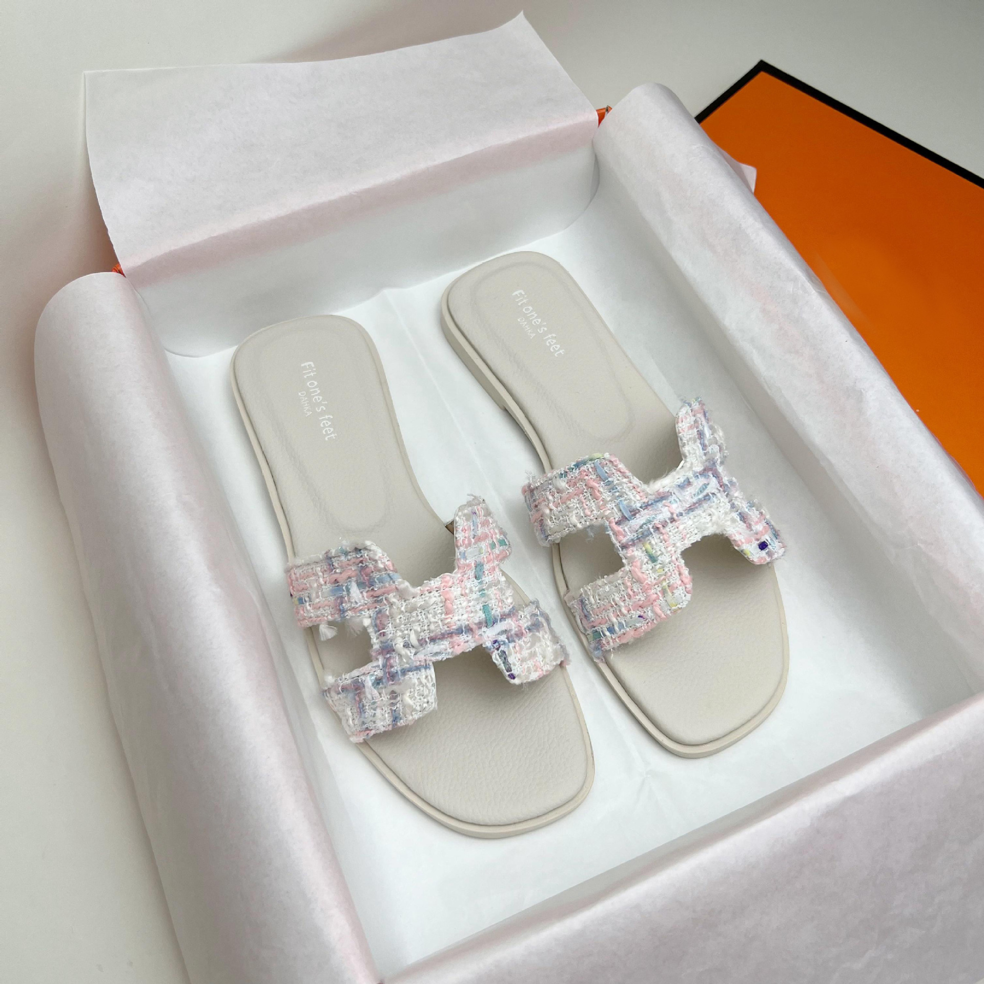 2023 European h sheepskin flat bottom summer outerwear anti-slip soft-soled flip-flops for women, light and breathable full figure