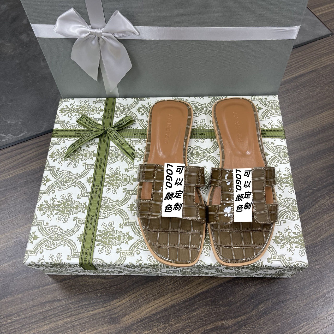 Fashionable slippers for women's outerwear, 2025 new ins trendy spring and summer cool slippers, fashionable beach flat one-shoulder slippers Application Scenario