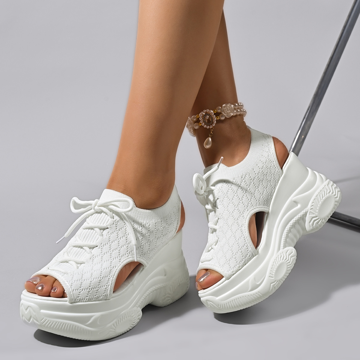 Thick-soled sponge sandals are a new summer trend for girls. The Korean version of round-toed beach shoes is a popular student casual sports beach shoe for girls Application Scenario