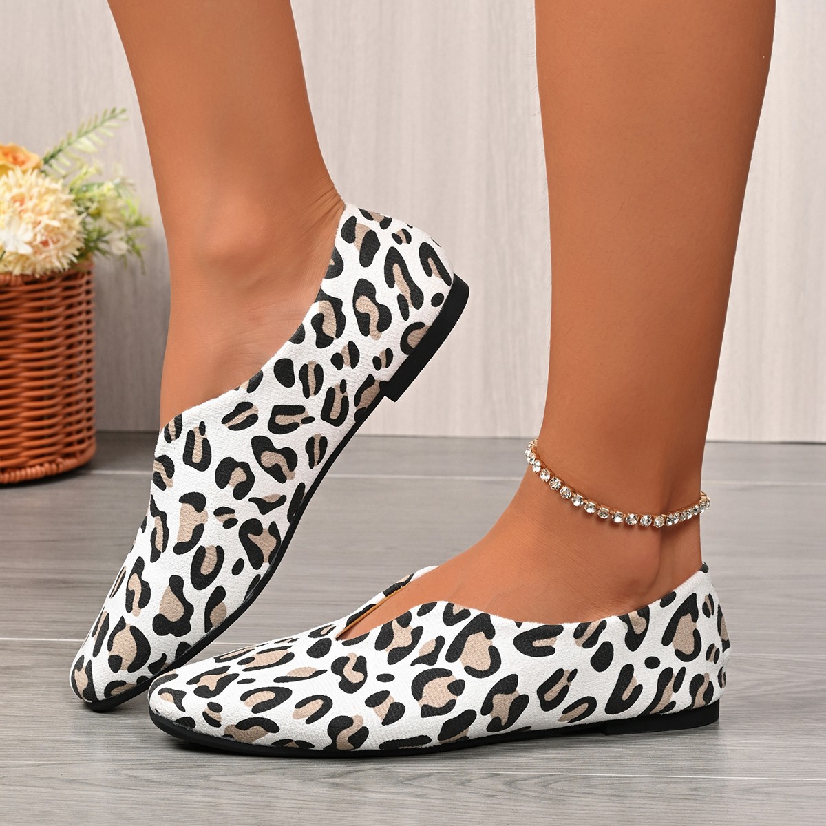 Wholesale of 2025 new large-sized leopard print shallow opening suede casual single shoes for cross-border foreign trade flat and pointed flat shoes Specification drawing