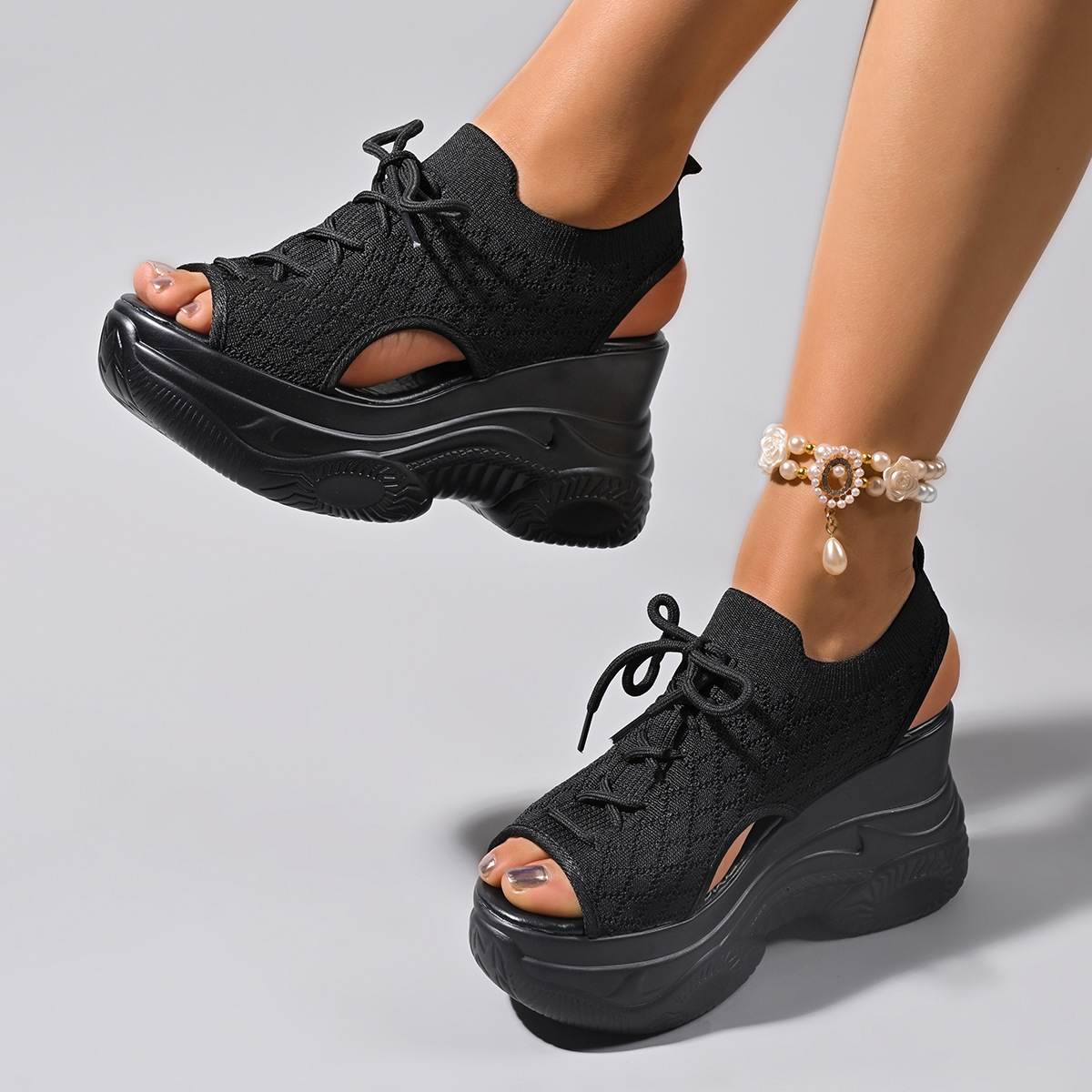 Thick-soled sponge sandals are a new summer trend for girls. The Korean version of round-toed beach shoes is a popular student casual sports beach shoe for girls details Picture