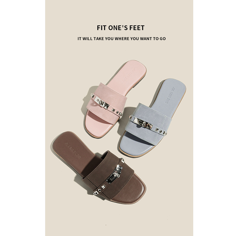 Upgraded version ~ French retro leather lock one-shoulder slippers for women's summer outerwear, a trendy and fashionable flat beach flip-flops full figure