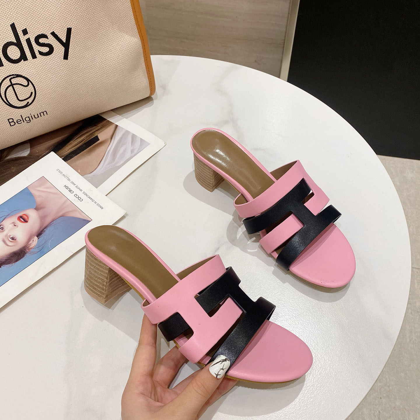 European Station 2021 New fashionable fairy style chunky-heeled flip-flops for casual and comfortable travel, one-shoulder flip-flops for women details Picture