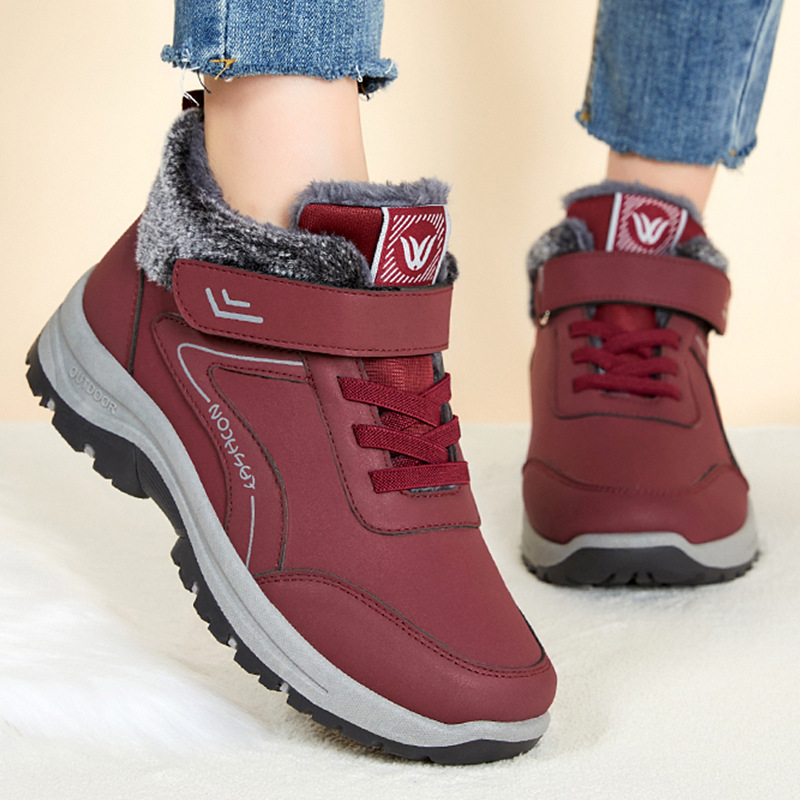 Wholesale of new winter snow boots for women, fleece and thickened short boots for middle-aged and elderly women, hiking and walking shoes, and leather boots full figure