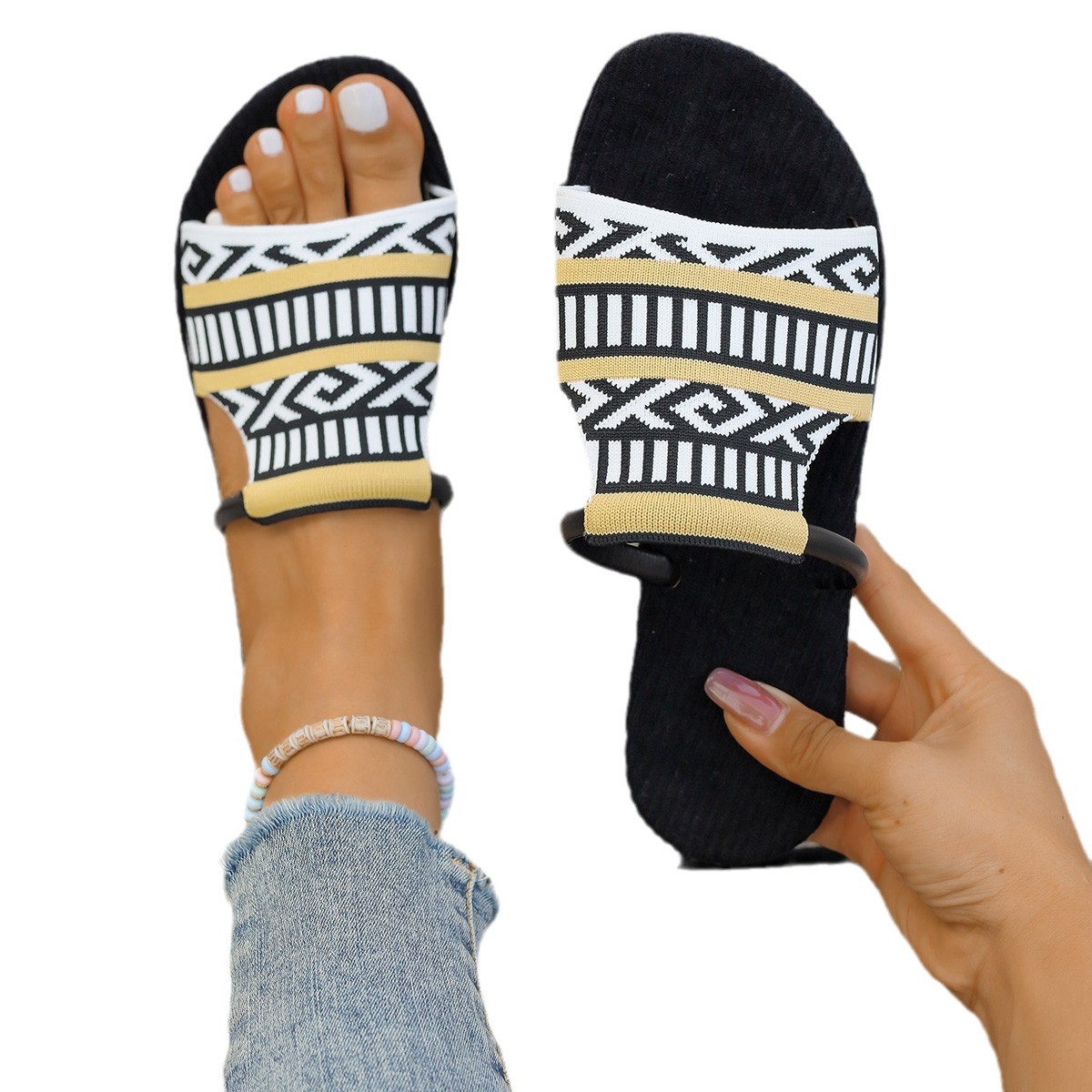 2025 New maternity slippers, women's summer fashion vacation beach shoes, flat toe exposed, comfortable one-shoulder flip-flops worn outside Item Picture