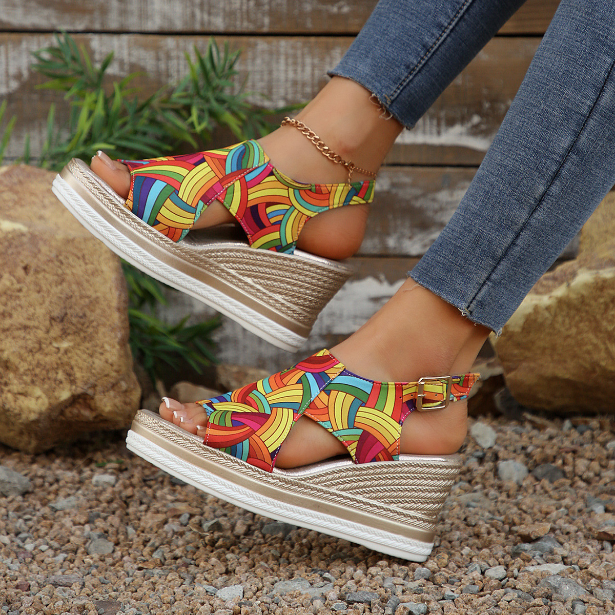 2025 Summer cross-border new large-sized women's shoes 40-43, European and American fashionable colorful wedge heel beach sandals details Picture