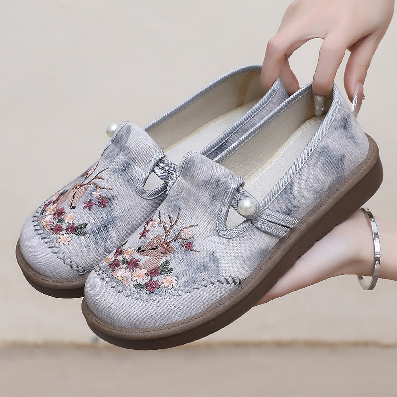 Women's shoes, versatile single shoes, ethnic style embroidered shoes, soft-soled old Beijing cloth shoes, casual shoes, shoes for middle-aged and elderly mothers full figure