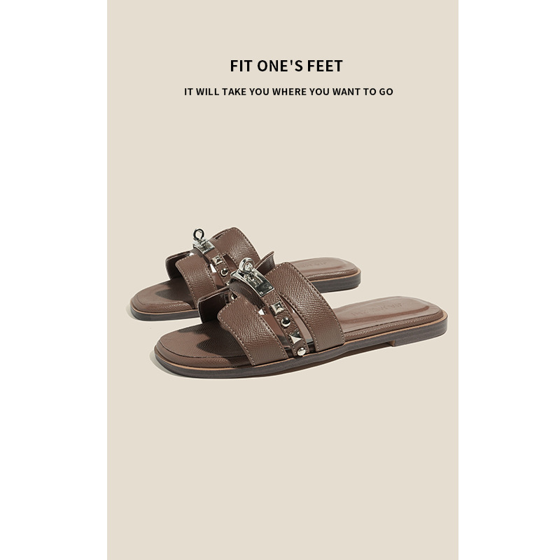 High-end small gold buckle one-piece flip-flops for women, summer outerwear beach shoes, fashionable square-toed flat sandals for women Application Scenario
