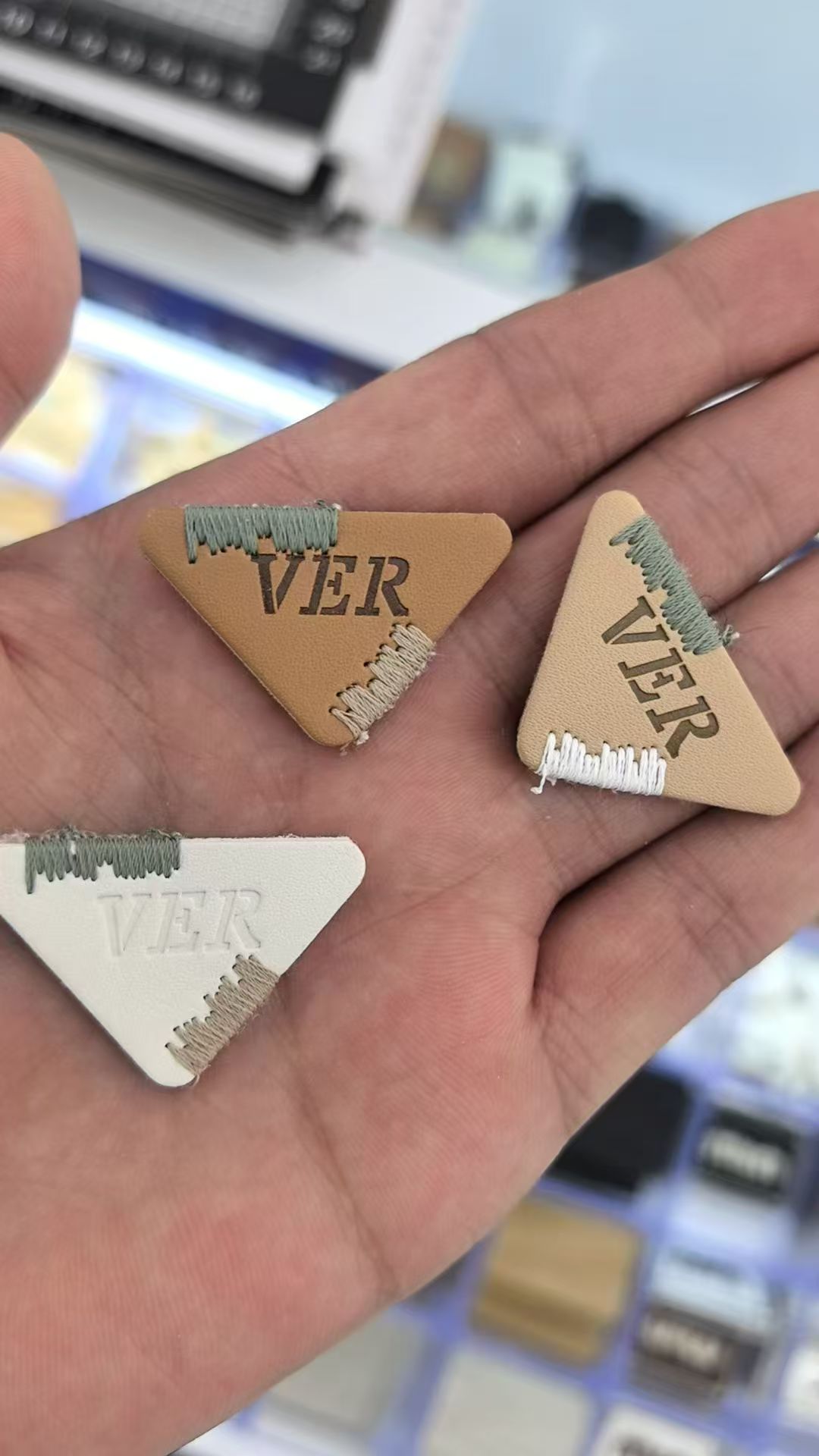 厂家直销水洗标吊牌硅胶滴塑标绣花标热转印烫画领标夹标袖口标印花标各类装饰标牌