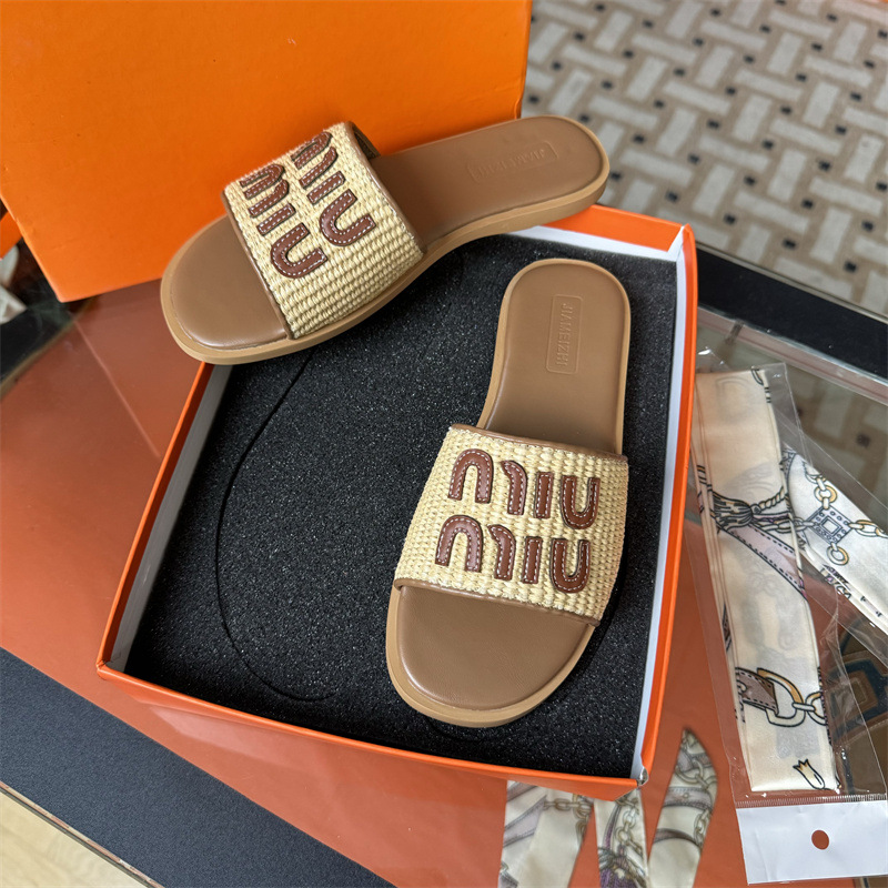 In the sweltering summer of 2024, the Amu family's vacation letter-woven flat beach casual flip-flops women's shoes are worn outside Application Scenario