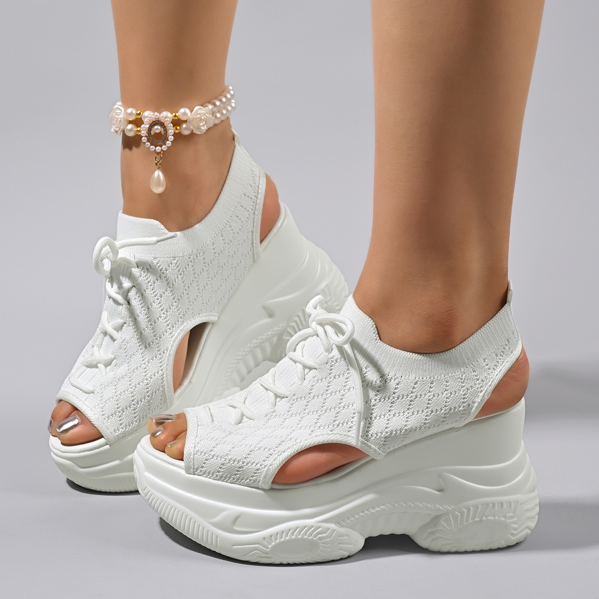 Thick-soled sponge sandals are a new summer trend for girls. The Korean version of round-toed beach shoes is a popular student casual sports beach shoe for girls full figure