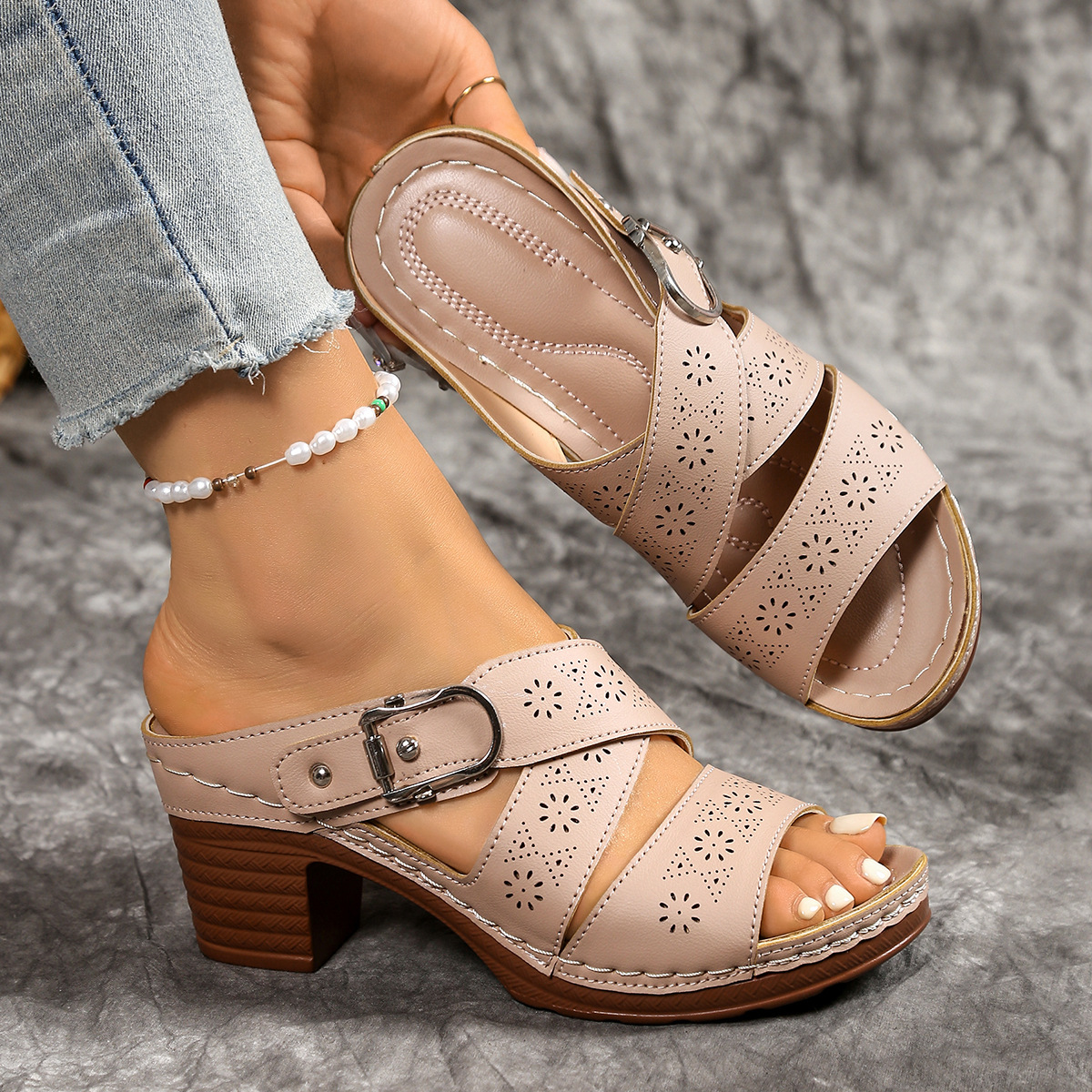 Aliexpress Independent Station Foreign trade thick-soled slippers, high heels, thick heels, round toe, casual one-shoulder wear, black slippers full figure