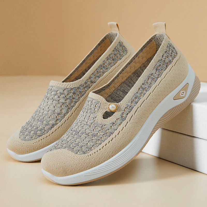 Women's summer shallow-mouthed mom shoes, breathable single shoes, soft soles, not tiring to the feet, flat shoes, casual shoes for the middle-aged and elderly Application Scenario