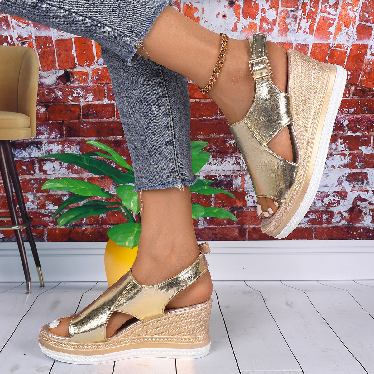 2025 Cross-border summer fashion European and American sandals for export, large-sized one-shoulder buckle, sponge wedge heel, thick-soled beach sandals Specification drawing