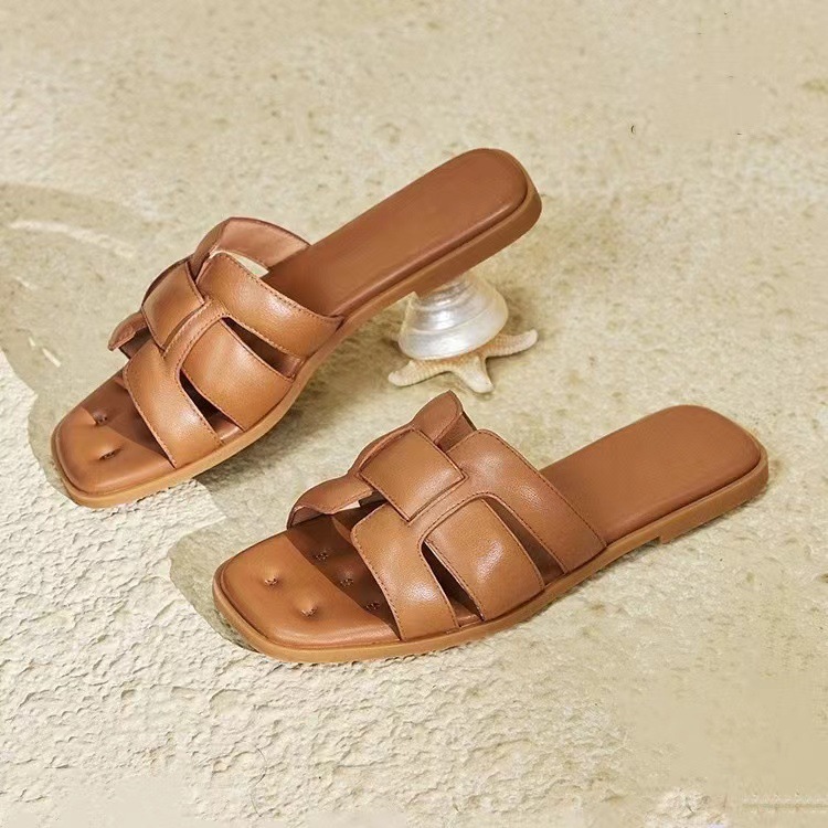 The new retro woven one-line flip-flops for women's outerwear in summer 2024 are fashionable and versatile beach shoes full figure