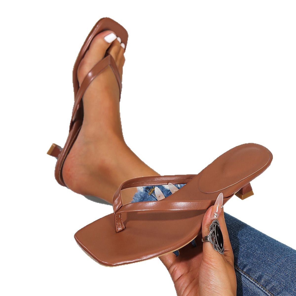 Large-sized, form-fitting casual beach flip-flops for women 2025 summer, new European and American export thin-heeled women's sandals Item Picture