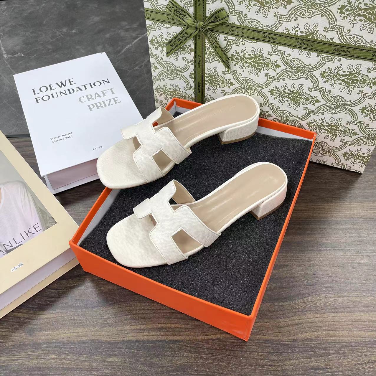 The new summer sandals for women's outerwear in 2025, featuring thick heels for foreign trade, are fashionable, versatile and slimming. They are also suitable for travel and beach cooling details Picture